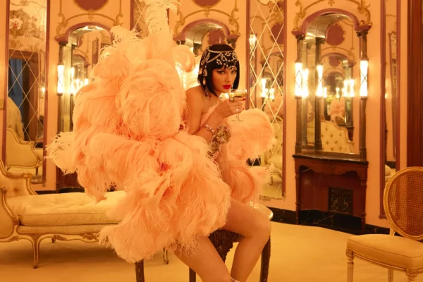 Taylor Swift’s Glittering Bracelet Sends a Message of Support to Blake Lively