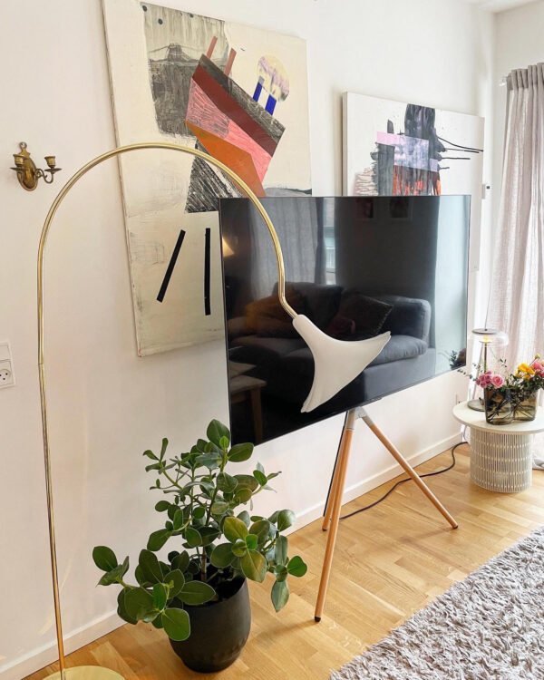 Ohhh… received this beautiful floor lamp from our friends over at Nuura Lighting! 